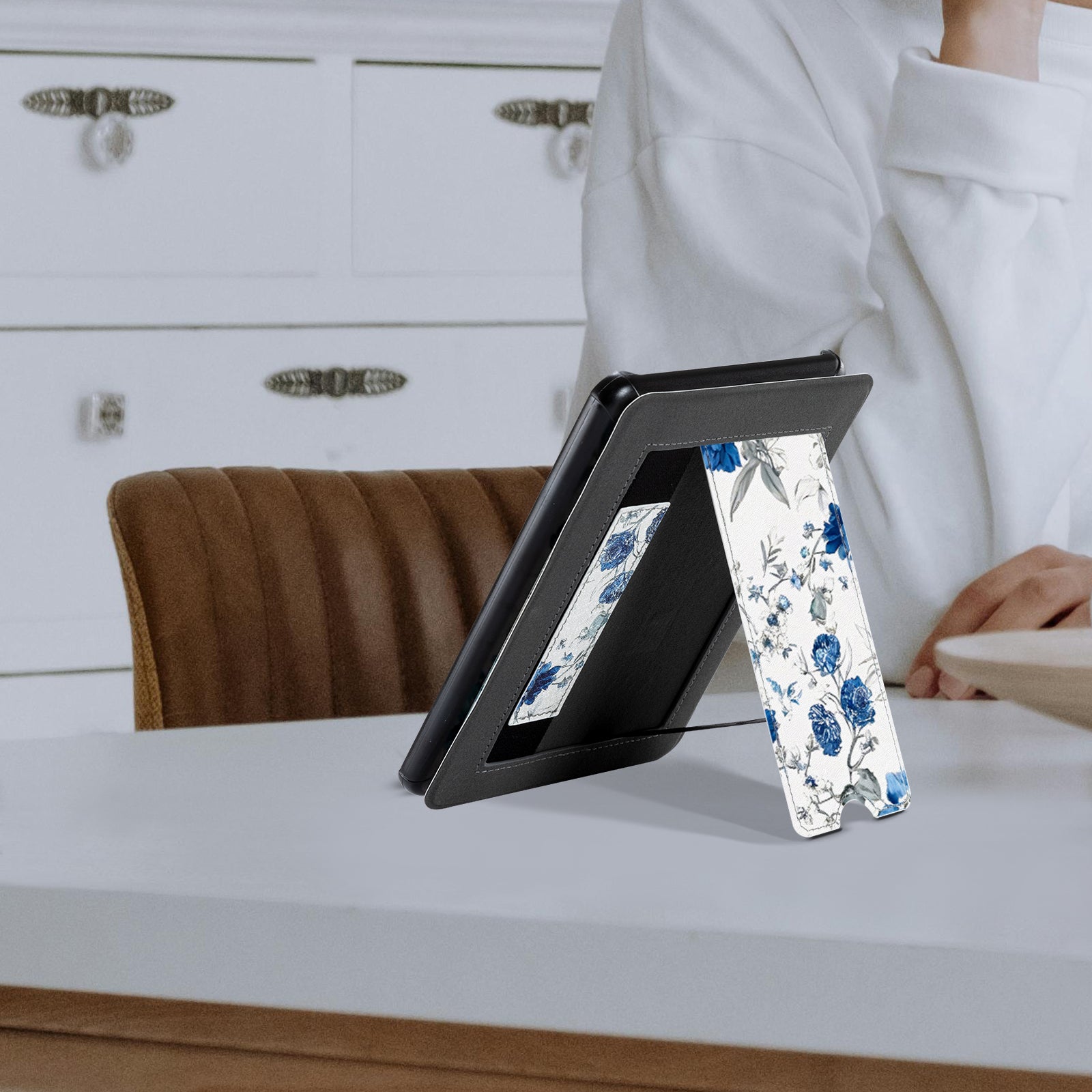 Kindle Paperwhite 12th Gen (2024 7 inch) Voltage Stand#Color_Blue Floral