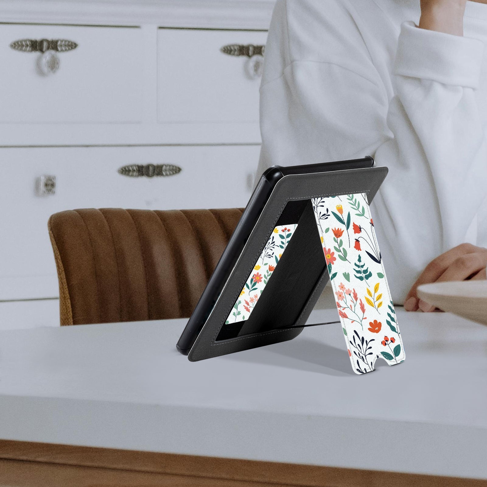 Kindle Paperwhite 12th Gen (2024 7 inch) Voltage Stand#Color_White Flower